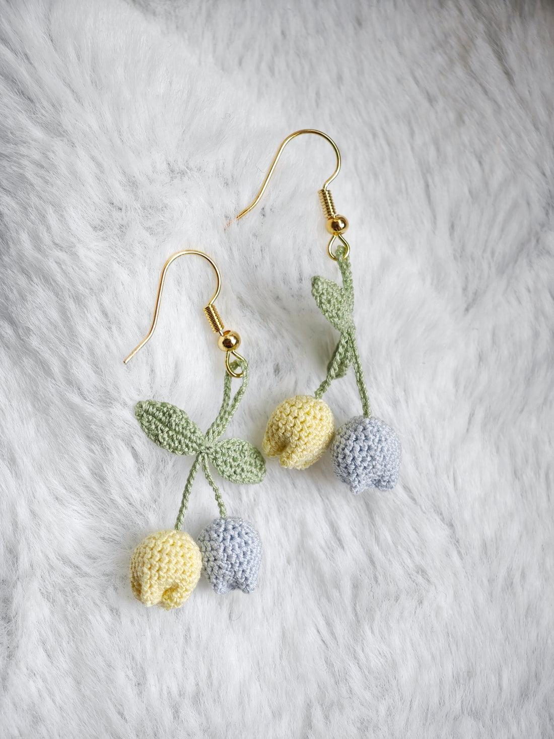 Orecchini a Tulipano Giallo e Azzuro in Micro Crochet con Foglie Sottili