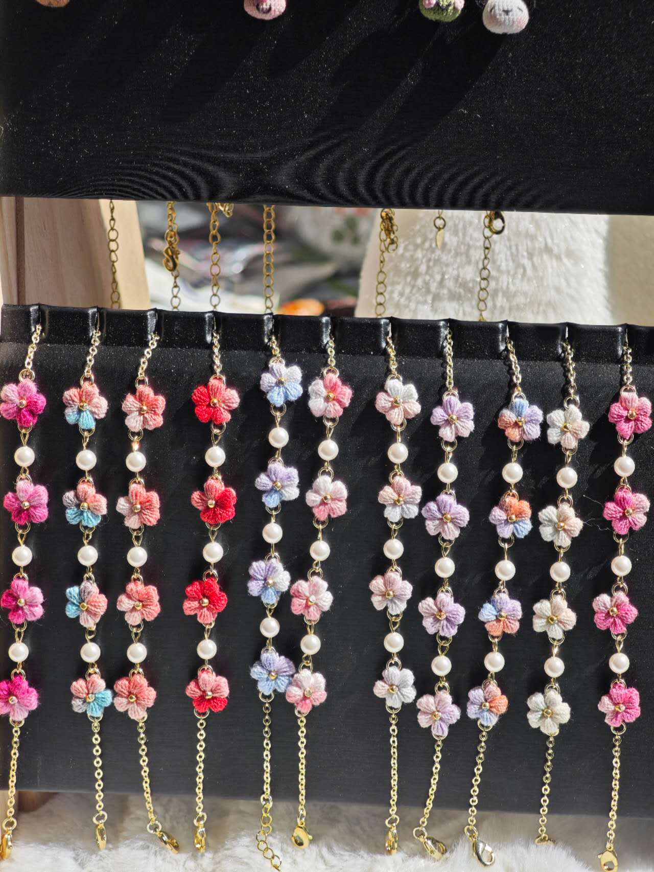 Bracciale all'Uncinetto con Perle e Fiori Unici