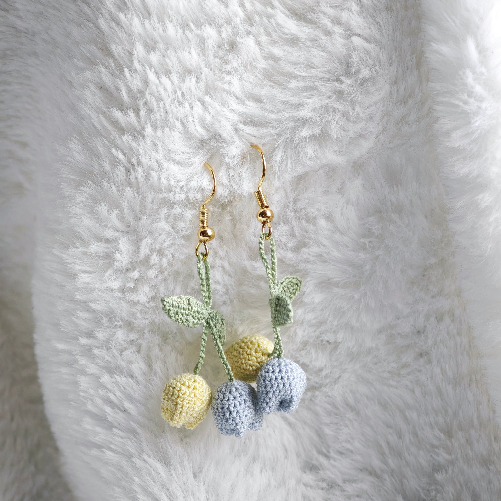 Orecchini a Tulipano Giallo e Azzuro in Micro Crochet con Foglie Sottili