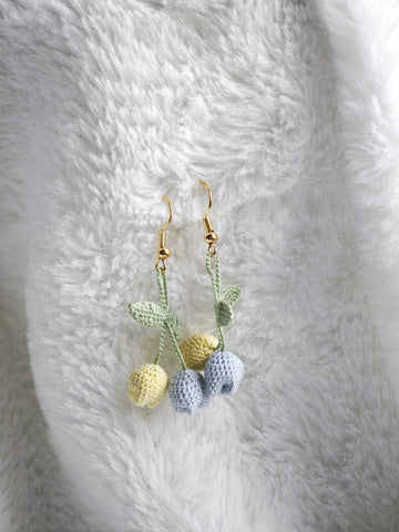 Orecchini a Tulipano Giallo e Azzuro in Micro Crochet con Foglie Sottili
