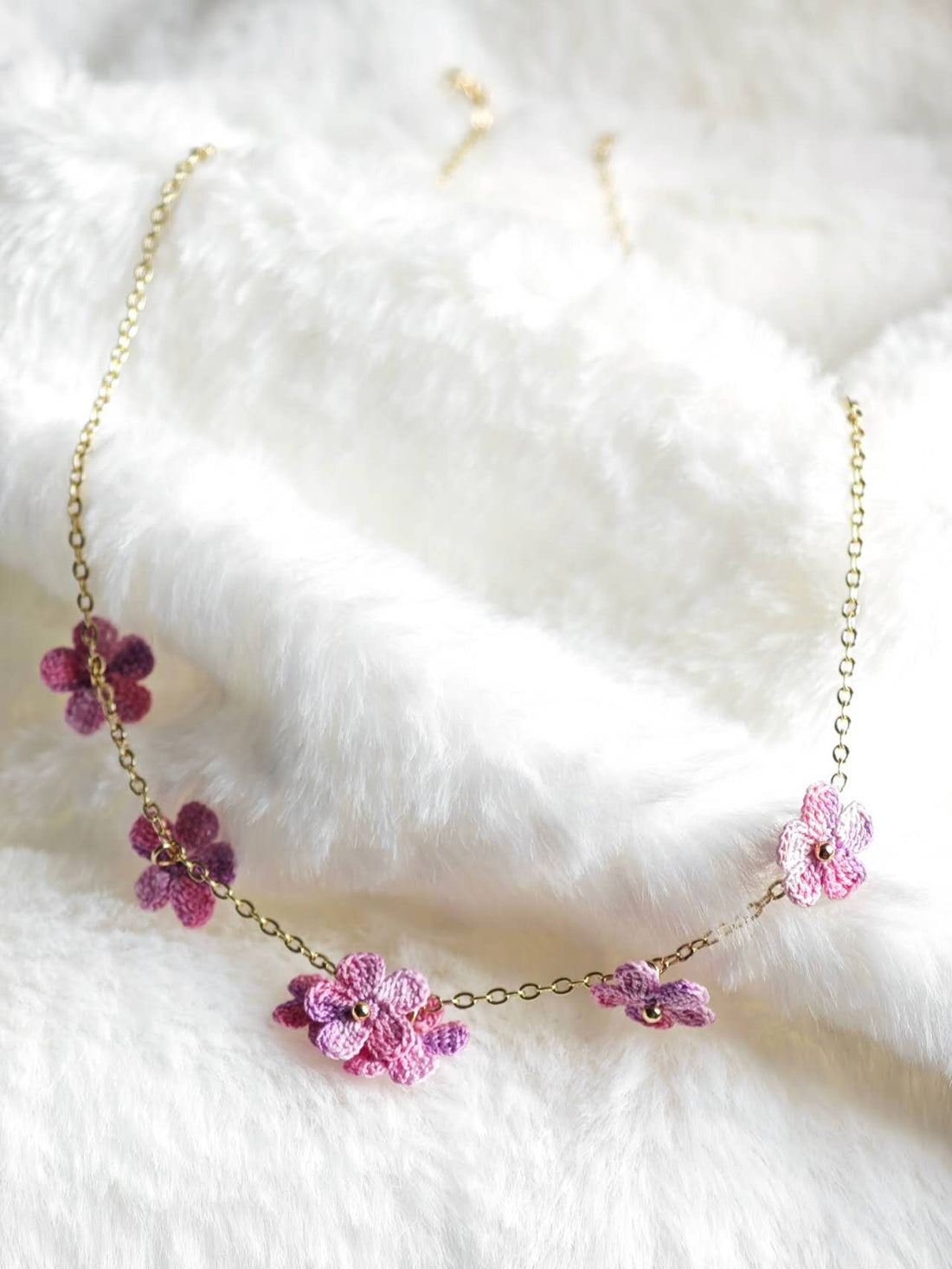 Collar hecho a mano con flores en microcrochet
