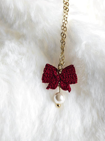 Collar hecho a mano con lazo de microcrochet burdeos