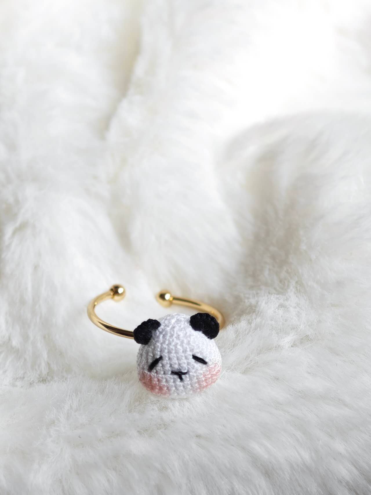 Anillo de panda hecho a mano