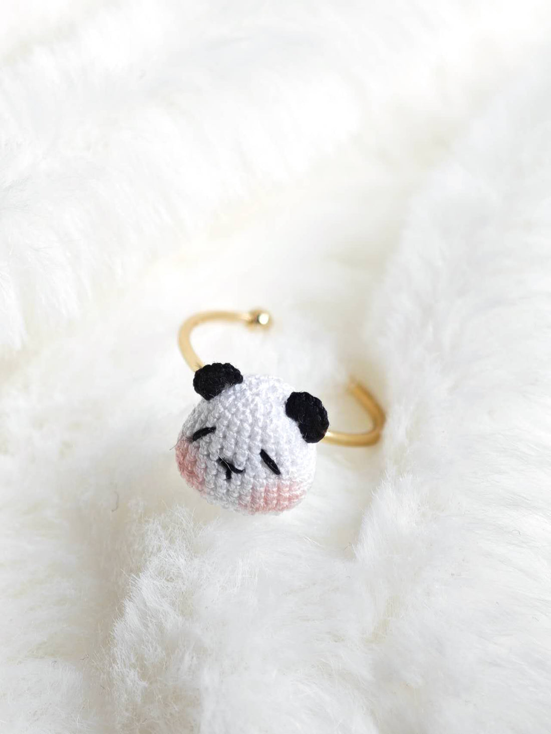 Anillo de panda hecho a mano