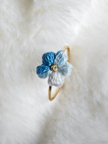 Anillo hecho a mano con flor en degradado azul suave