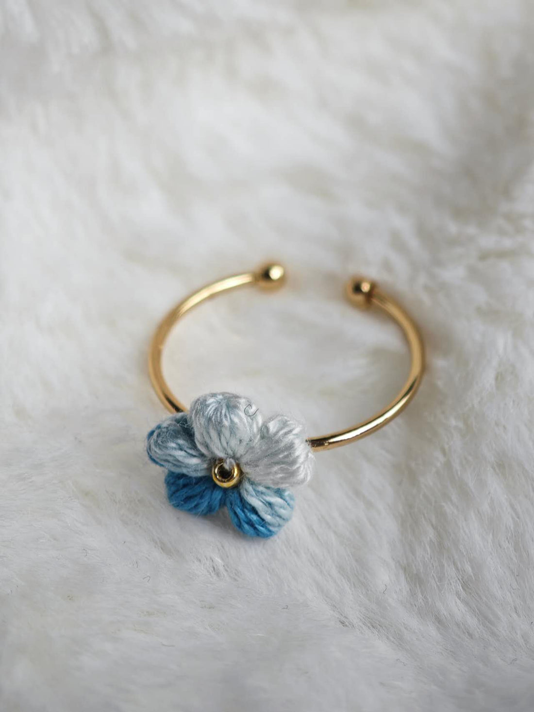 Anillo hecho a mano con flor en degradado azul suave