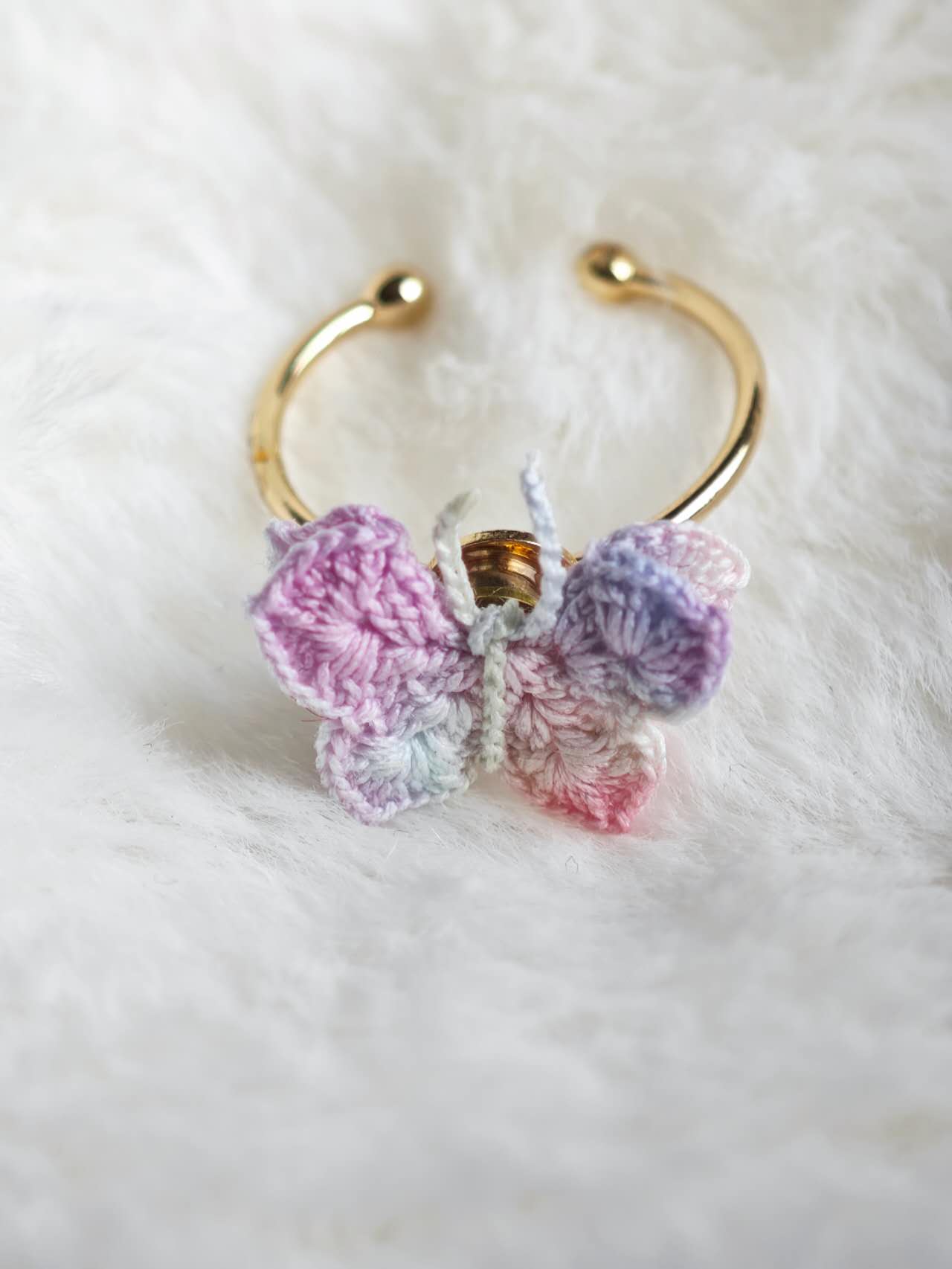 Anillo hecho a mano con mariposa giratoria