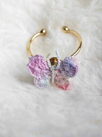 Anillo hecho a mano con mariposa giratoria