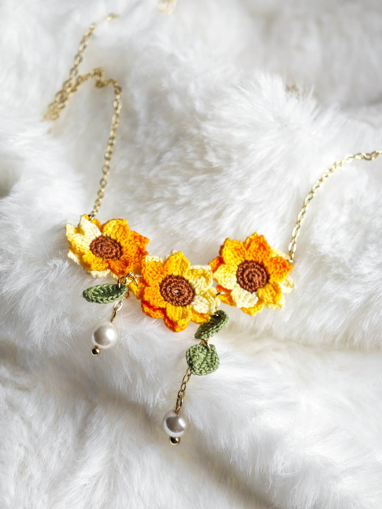 Collar de girasoles de micro crochet hecho a mano