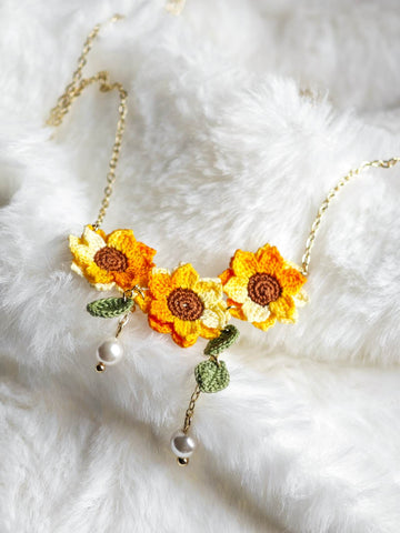 Collar de girasoles de micro crochet hecho a mano