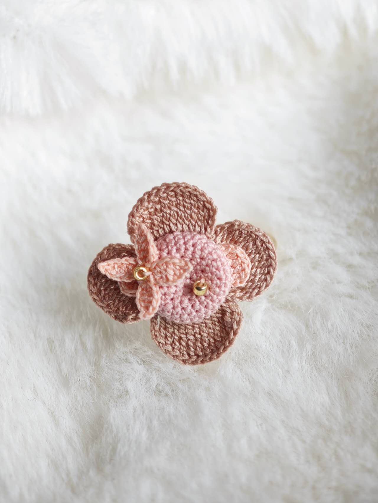 Anillo de flor rosa de micro crochet hecho a mano