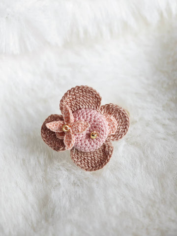 Anillo de flor rosa de micro crochet hecho a mano