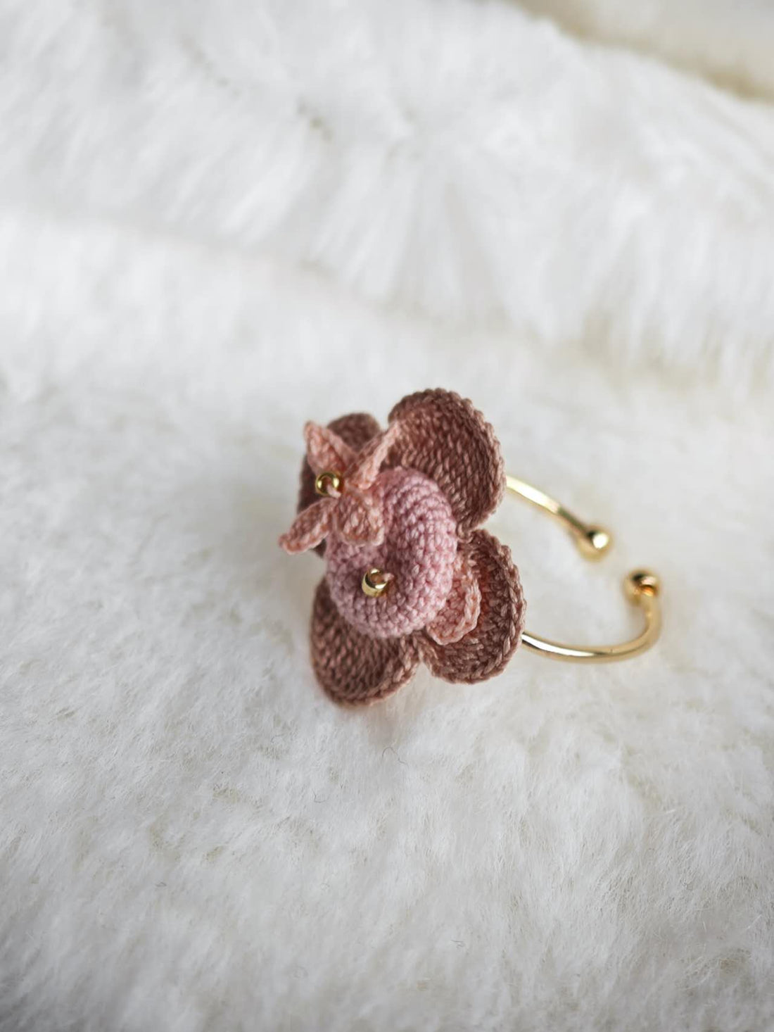 Anillo de flor rosa de micro crochet hecho a mano