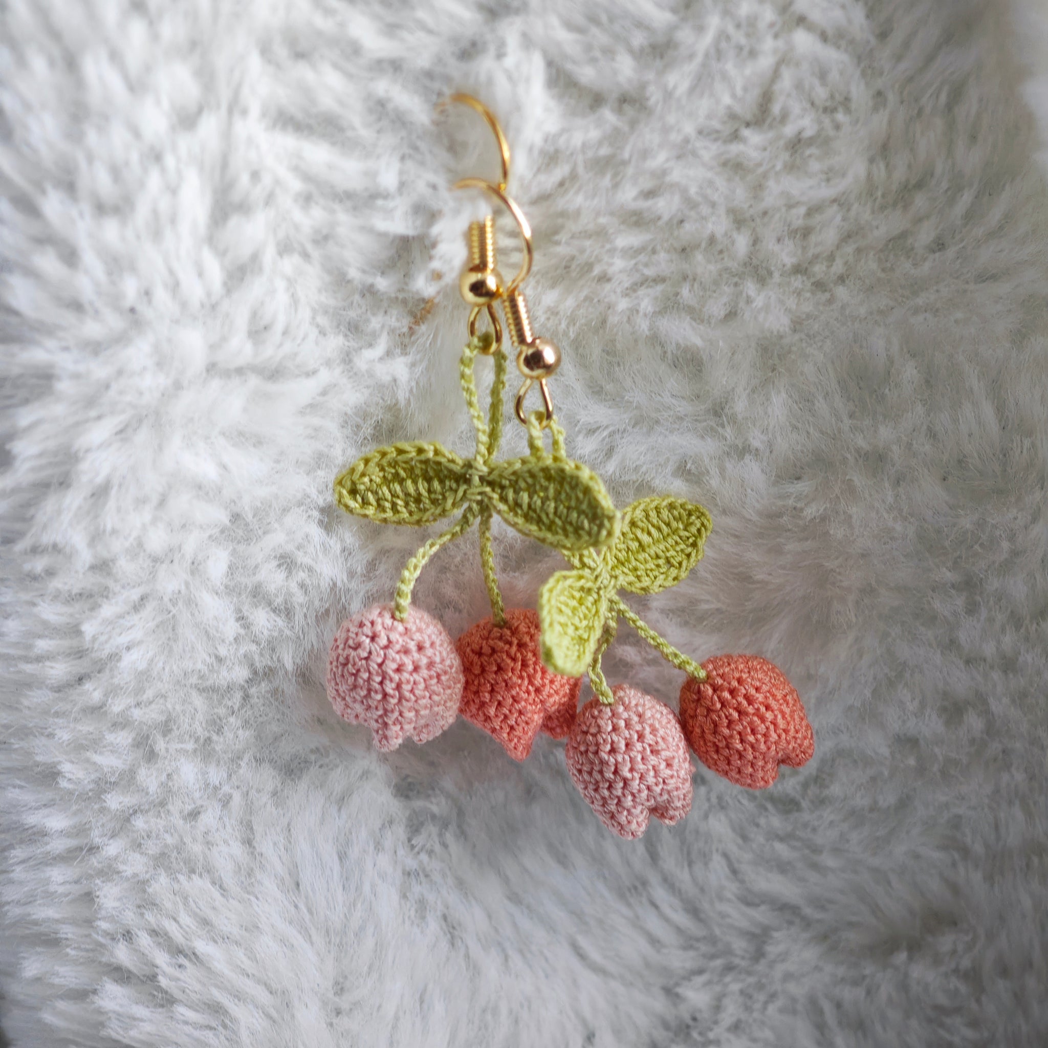 Orecchini a Tulipano Rosa in Micro Crochet con Foglie Sottili