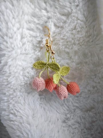 Orecchini a Tulipano Rosa in Micro Crochet con Foglie Sottili