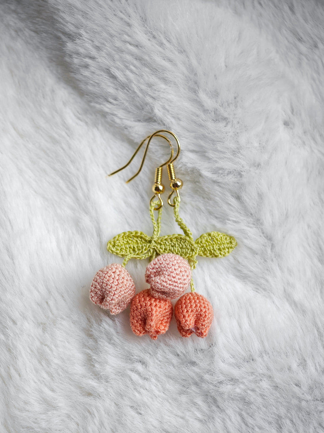 Orecchini a Tulipano Rosa in Micro Crochet con Foglie Sottili